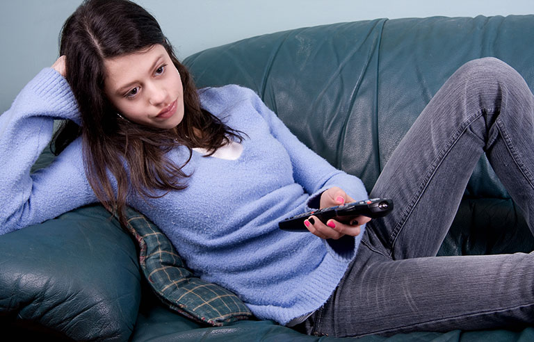 Binge Watching TV Linked To Poor Sleep Among Young Adults Study 2017